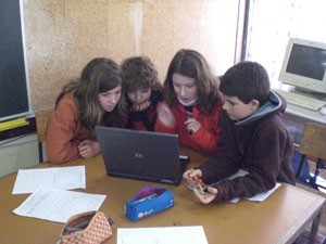 Quatro alunos pedem para realizar a última actividade no computador